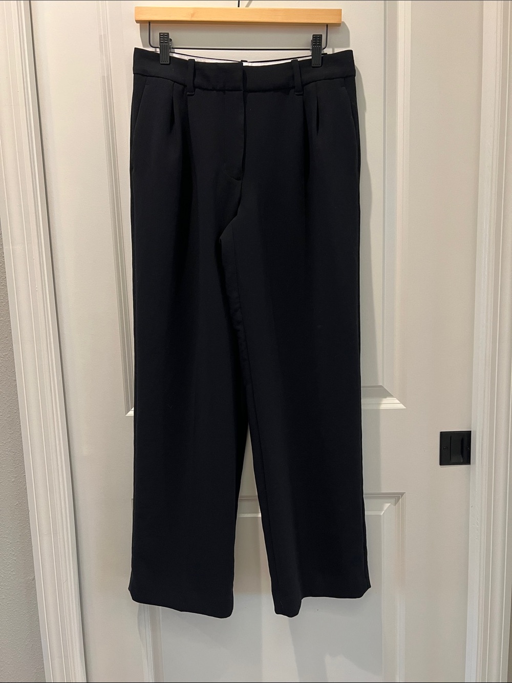 Aritzia Effortless Pant in Black. Crêpette fabric. Size 6 short.